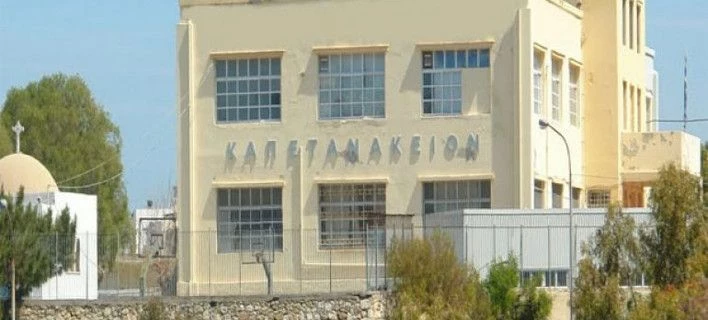 Κρήτη: Κατάληψη στο Καπετανάκειο σχολείο -300 μαθητές λυκείου κάνουν μάθημα σε λυόμενα